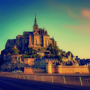 Mont Saint-Michel sous la golden hour en Normandie, château ciel bleu